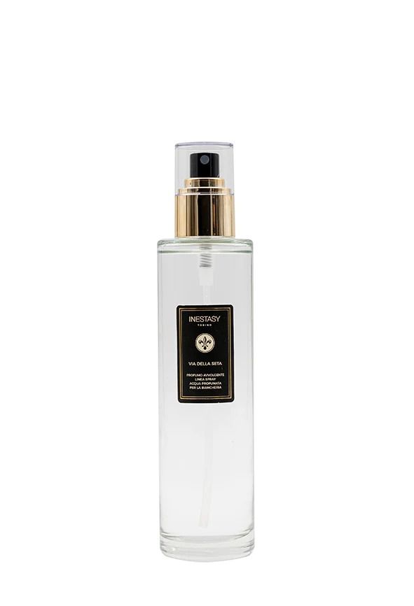 Una bottiglia di profumo con un'etichetta nera su uno sfondo bianco.