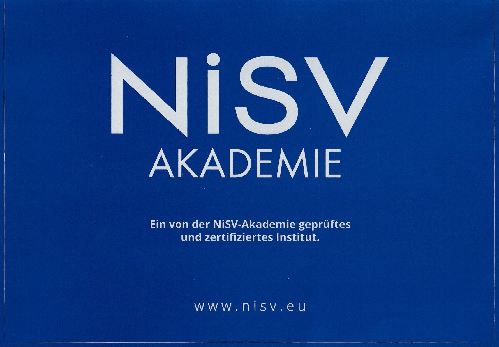 Ein blaues Schild mit der Aufschrift „NISV Akademie“ in weißen Buchstaben