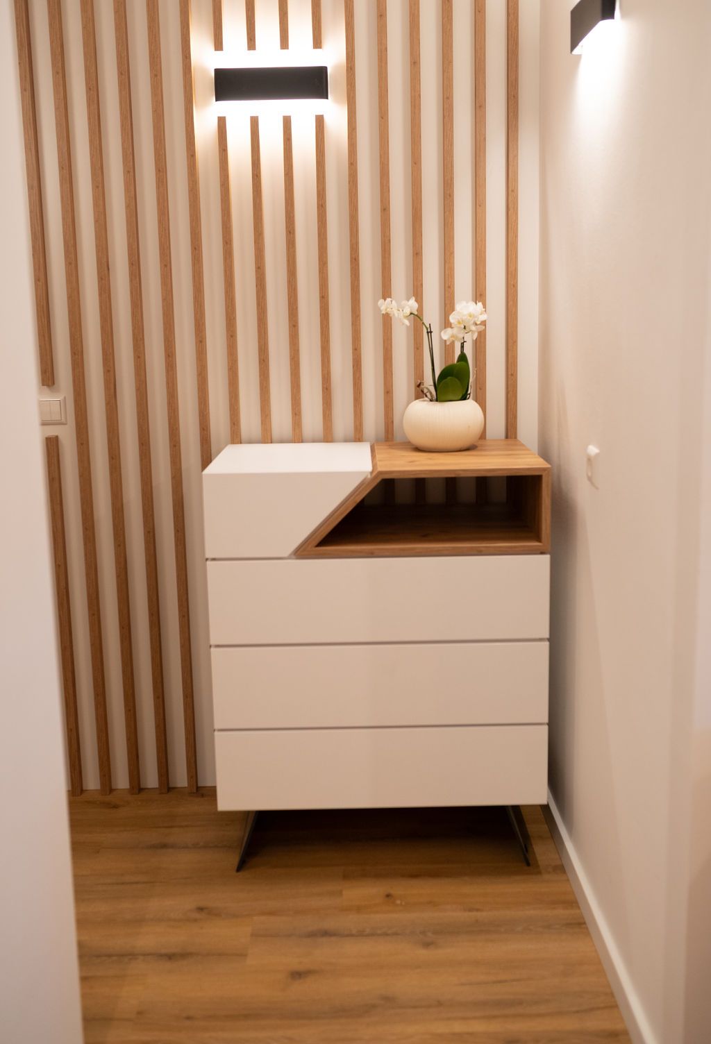 Holz Sideboard für Stauraum an Holzverkleideten Wand
