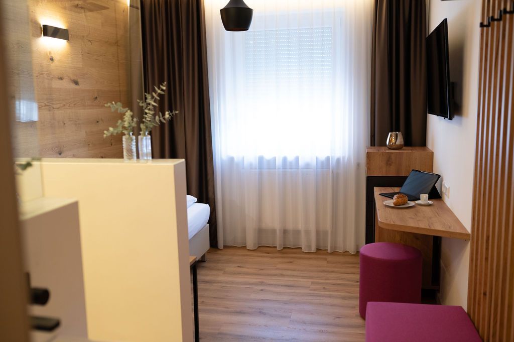 Eiche Einzelzimmer neu renoviert. Offenes Konzept, warme Beleuchtung. Mit Glasdusche und Schreibtisch.