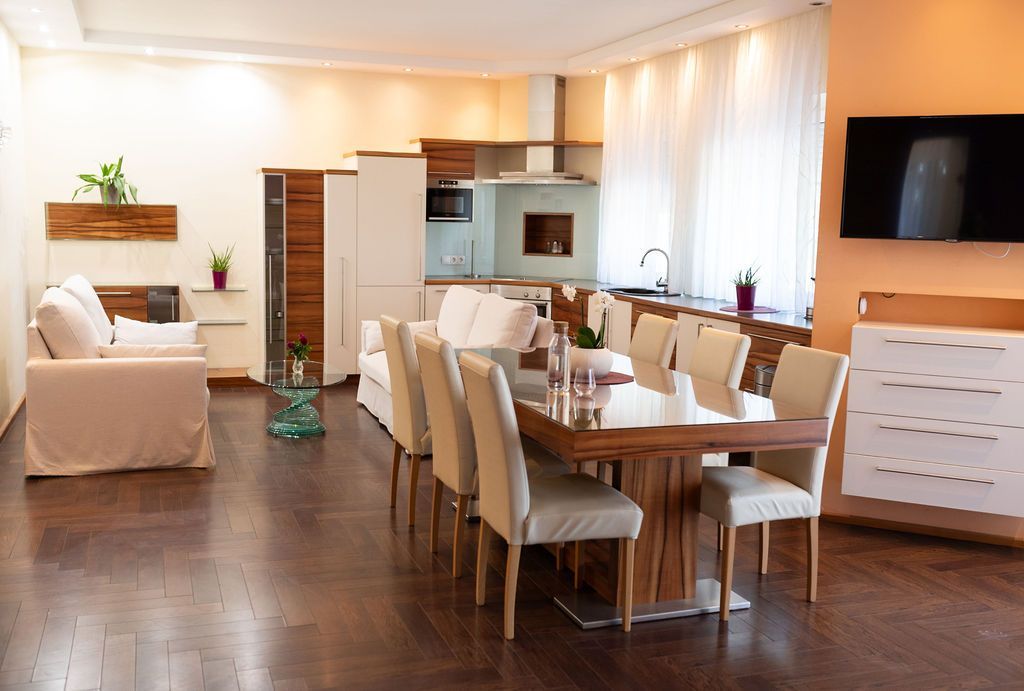 Große Garden Suite mit Kamin und Doppelbett. Helle, voll ausgestattete, große Küche und zwei ausziehbare Sofas.
