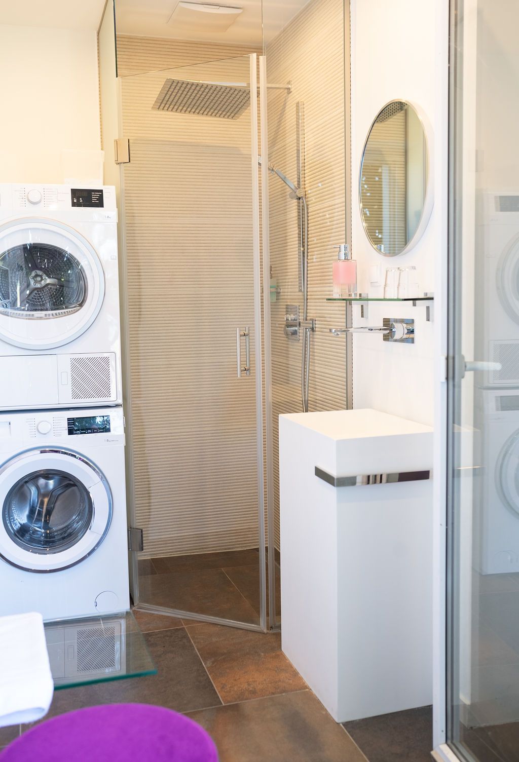 Große Garden Suite hellem Badezimmer. Glasdusche und Waschmaschine und Trockner.