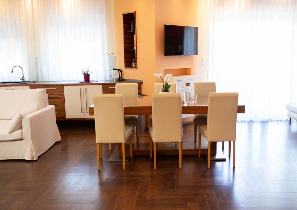 Große Garden Suite mit Kamin und Doppelbett. Helle, voll ausgestattete, große Küche und zwei ausziehbare Sofas.