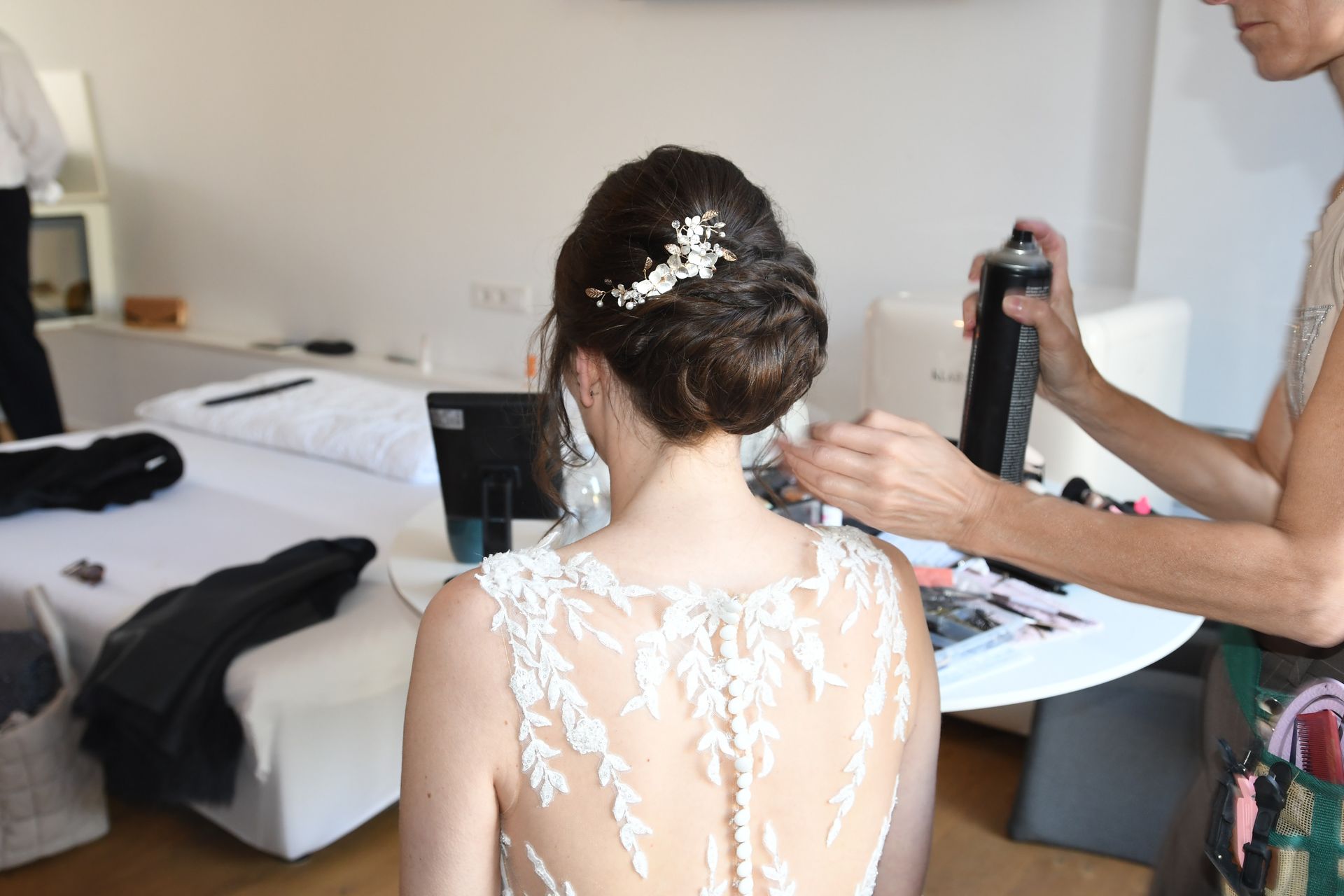 Hochzeit Getting Ready in Appartment 1. Braut beim Styling.