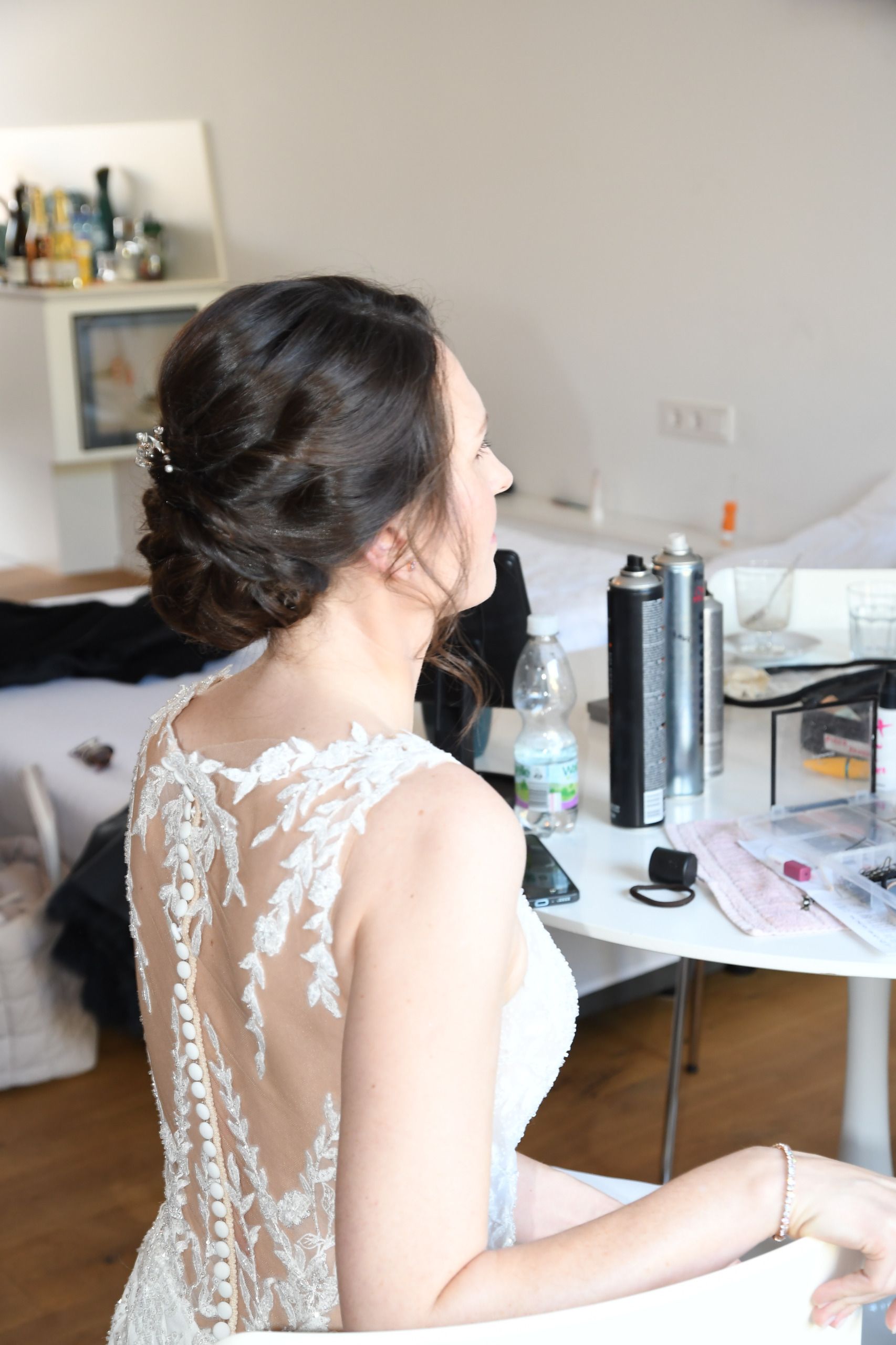 Hochzeit Getting Ready in Appartment 1. Braut beim Styling.