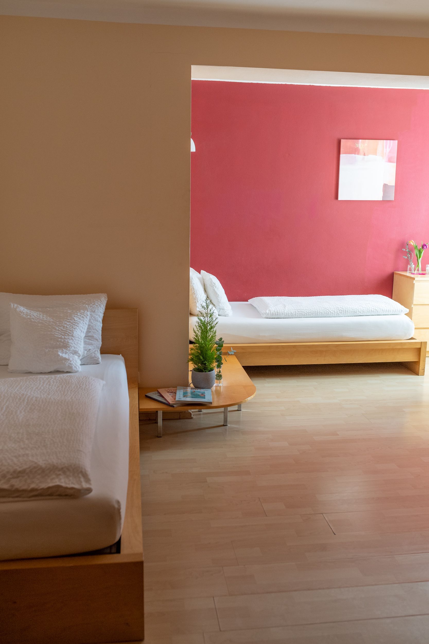 Zweibettzimmer mit getrennten Betten.