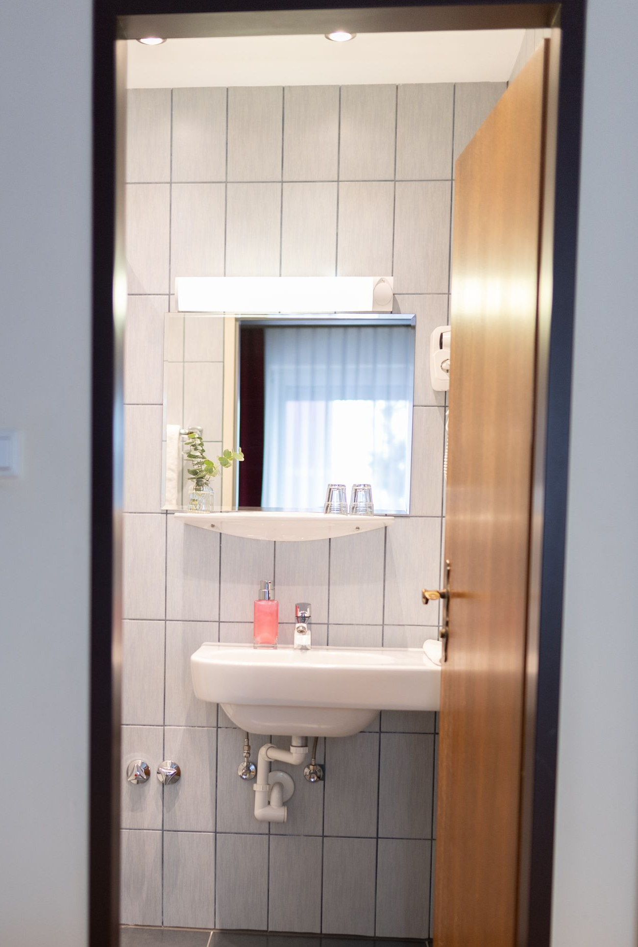 Das Badezimmer im Businesszimmer. Helles Licht und verfliest.