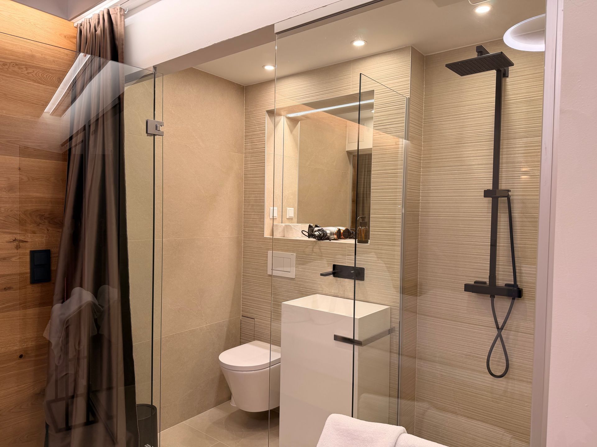 offenes Badezimmer. warme Beleuchtung, modern eingerichtet. 