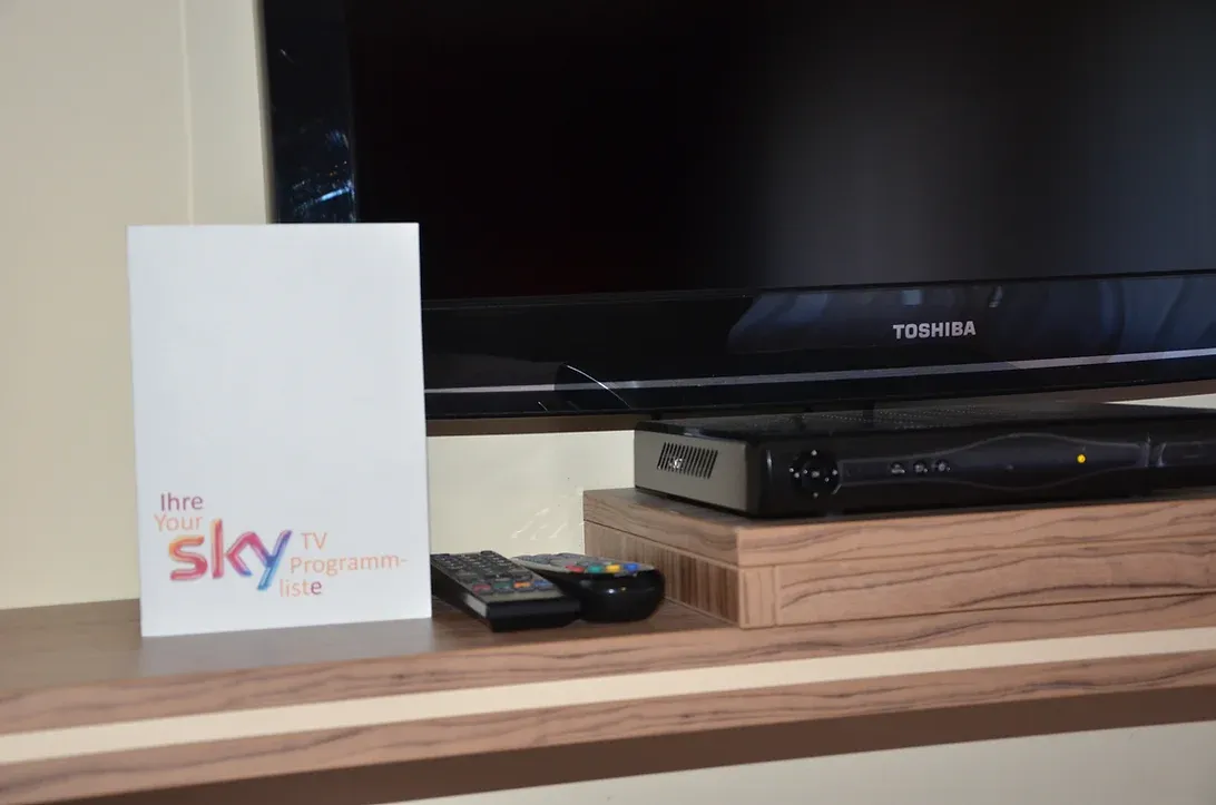 Preiswertes Einzelzimmer. Fernseher mit Sky Programm.