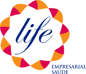 Logotipo com a palavra “life” em azul dentro de um anel floral rosa, laranja e amarelo; “EMPRESARIAL SAÚDE” abaixo.