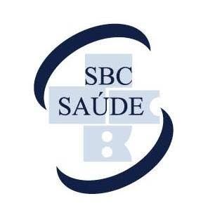 Logotipo da SBC Saúde em azul e cinza claro com linhas curvas estilizadas e um motivo de cruz médica.