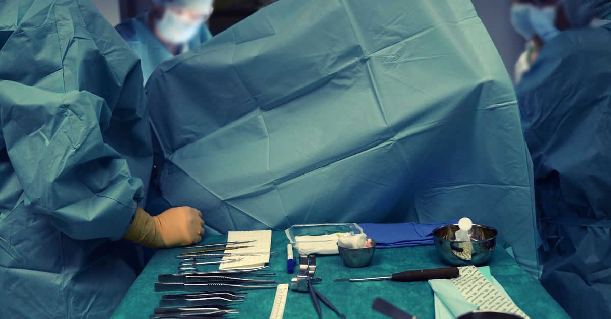 Sala cirúrgica preparada para correção de hérnia inguinal