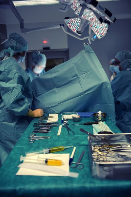 Sala cirúrgica com equipamento de videolaparoscopia, ilustrando os riscos e a segurança da cirurgia por vídeo