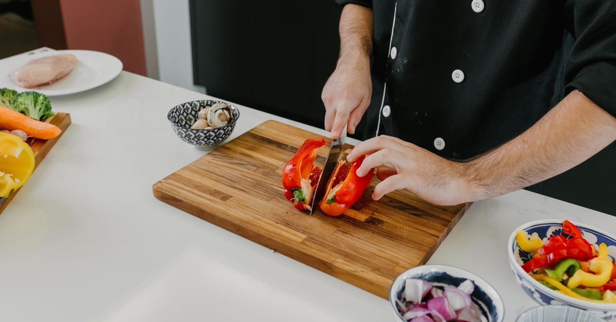 Refeição caseira com alimentos variados, ilustrando a alimentação após a cirurgia de hérnia