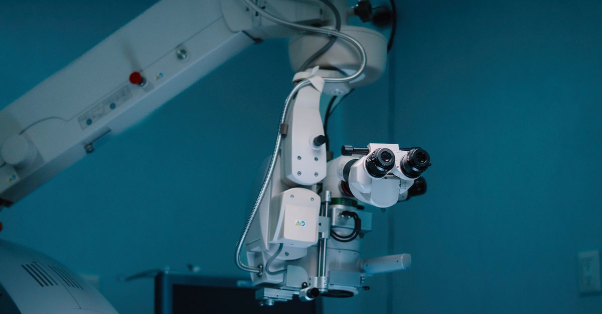 Sala cirúrgica com sistema de cirurgia robótica preparado para o procedimento