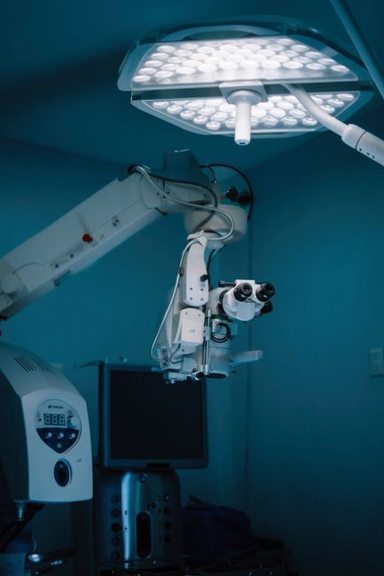 Sala cirúrgica preparada para cirurgia minimamente invasiva