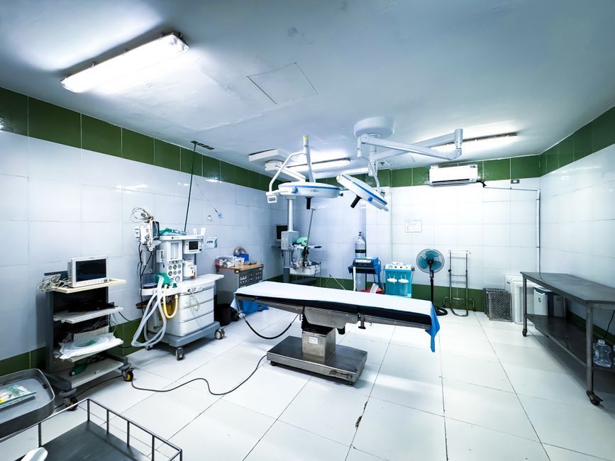 Sala cirúrgica preparada para cirurgia por videolaparoscopia