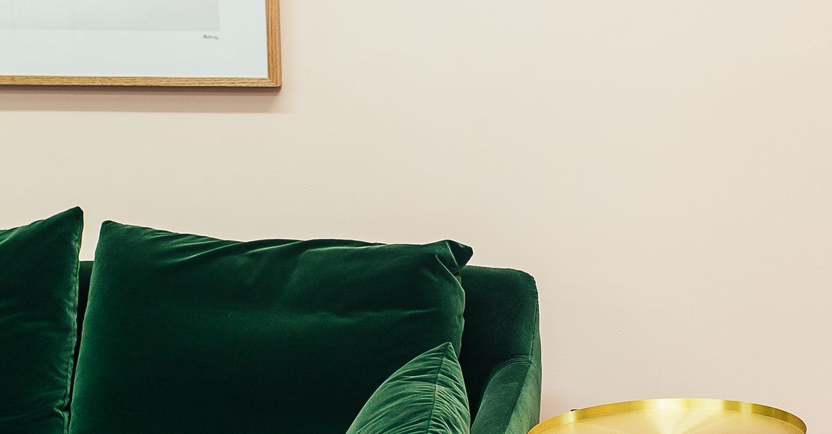 Sala de estar tranquila com sofá e almofadas, ilustrando o repouso após a cirurgia de hérnia umbilical
