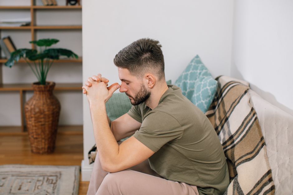 Ambiente de casa tranquilo preparado para o repouso após a cirurgia de hérnia inguinal