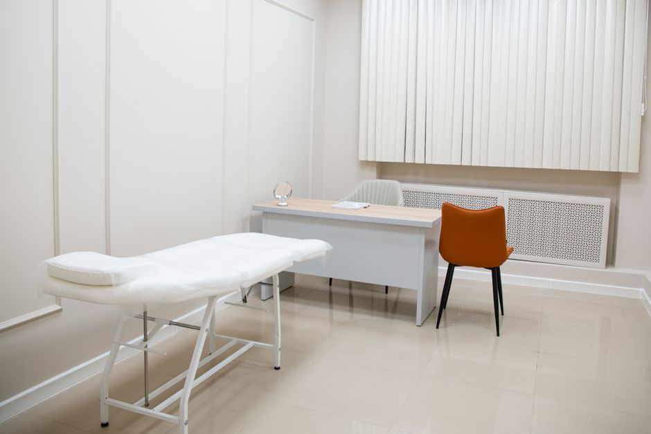 Consultório médico iluminado, preparado para a avaliação da hérnia umbilical