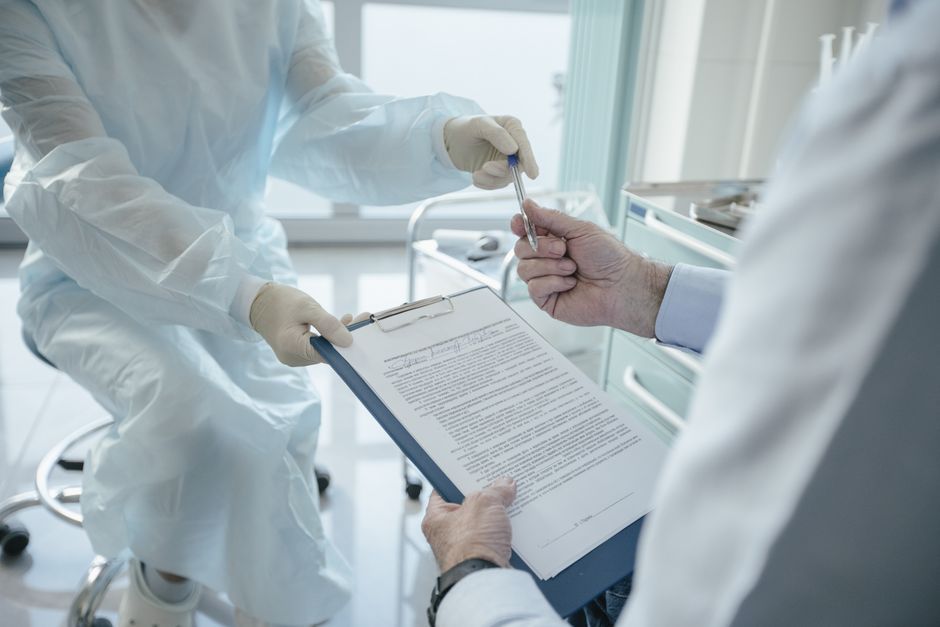 Documentos e estetoscópio sobre a mesa, representando o pedido de cobertura ao plano de saúde