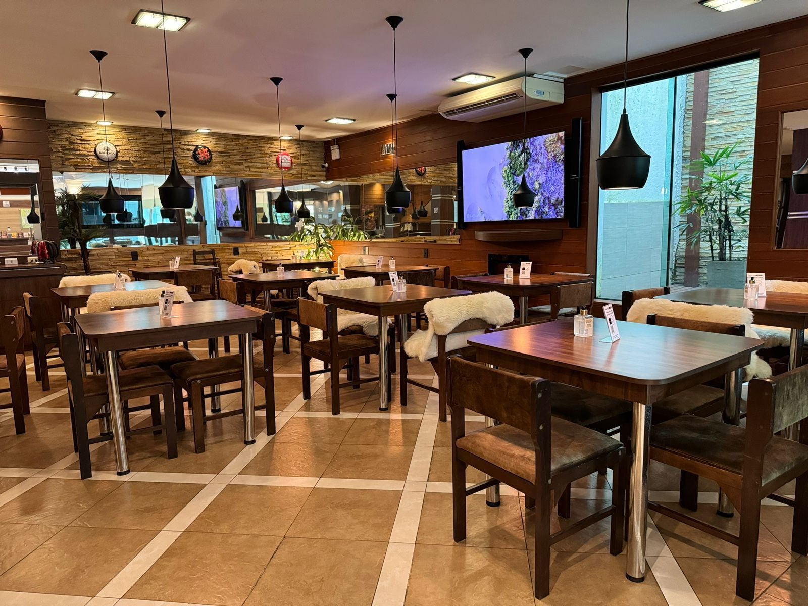 Há muitas mesas e cadeiras no restaurante.