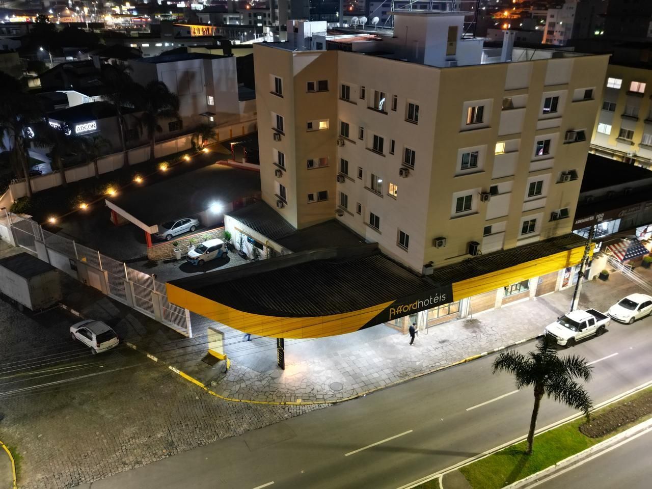 Uma vista aérea de um edifício com um toldo amarelo