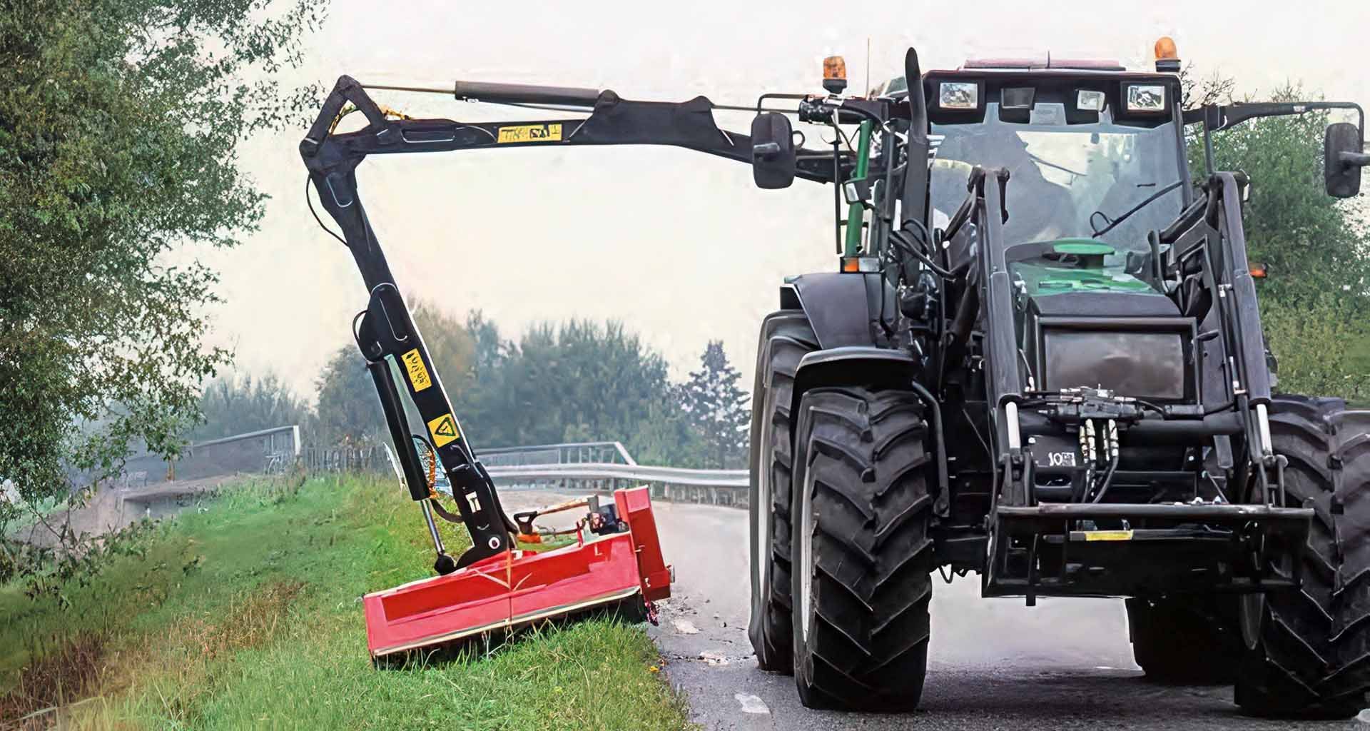 Ein Hydraulikmotor treibt den Rotor an, der einen 1,33 m langen Flegelmulcher nutzt