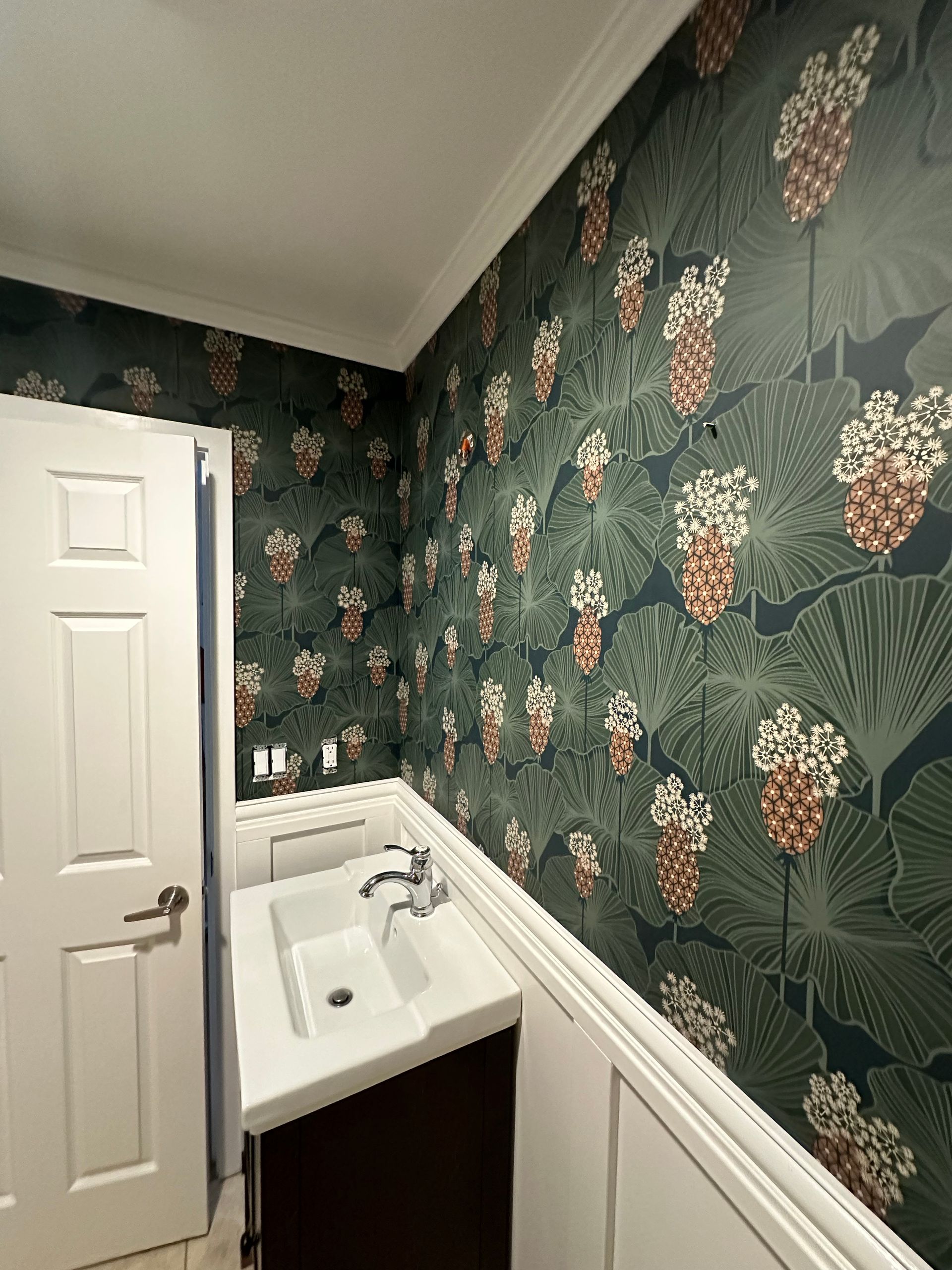 wallpaper-luxury-installation-walnutcreek-bathroom