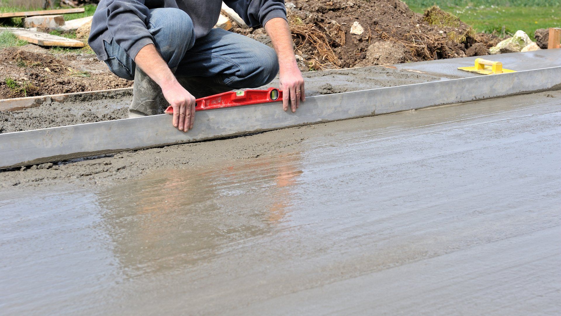 Durham concrete company levelling out a new concrete slab on grade.