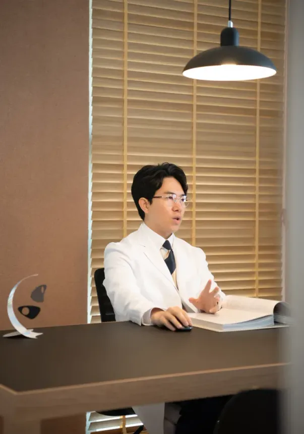 A director explaining a treatment plan in the consultation room
