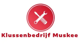 Logo for Klussenbedrijf Muskee with red circular wrench and screwdriver icon