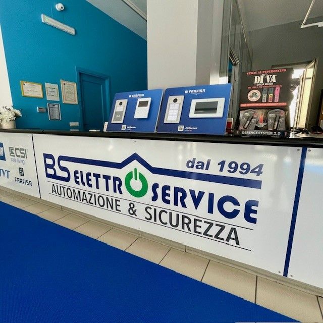 Hardware del server di rete con cavi collegati.