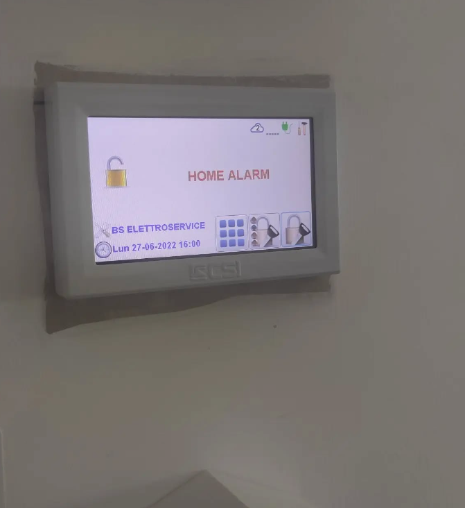 Il display bianco del sistema di allarme su una parete mostra la scritta