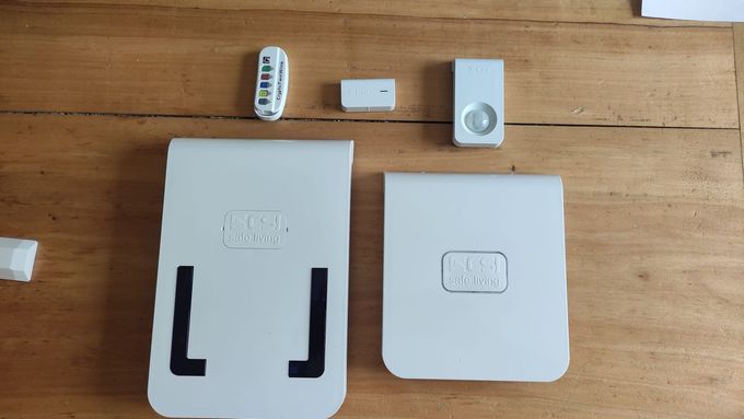 Hardware del server di rete con cavi collegati.