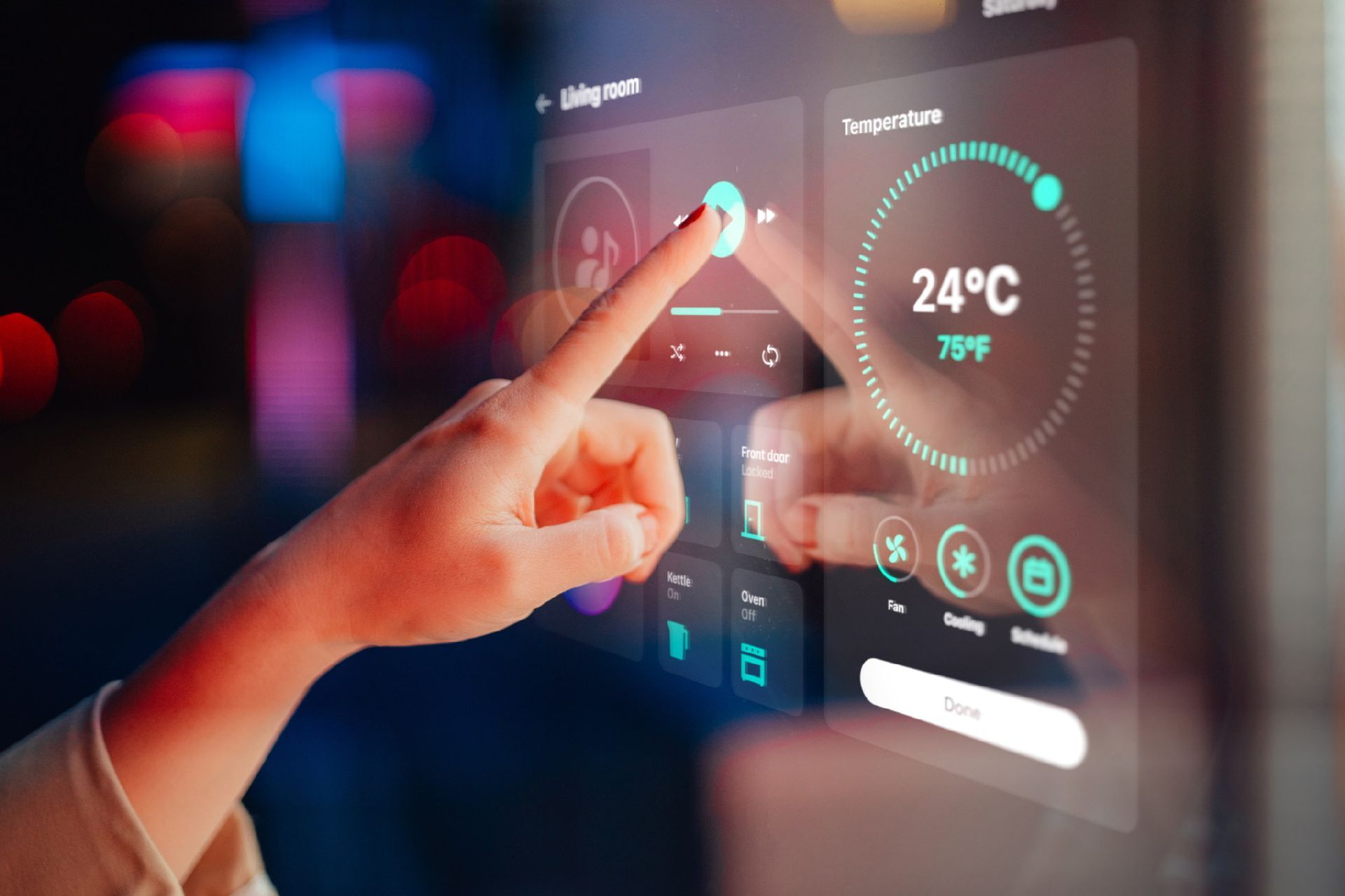 Persona che regola il termostato sul touchscreen; la temperatura ambiente visualizzata è di 24°C/70°F.