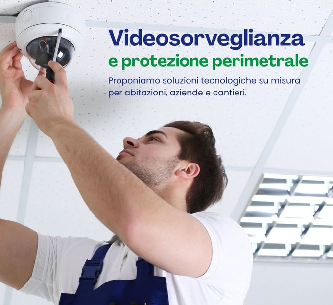 Persiane marroni con un dispositivo di sicurezza bianco  Wireless con Protocollo WLink nella parte superiore, una luce rossa accesa.