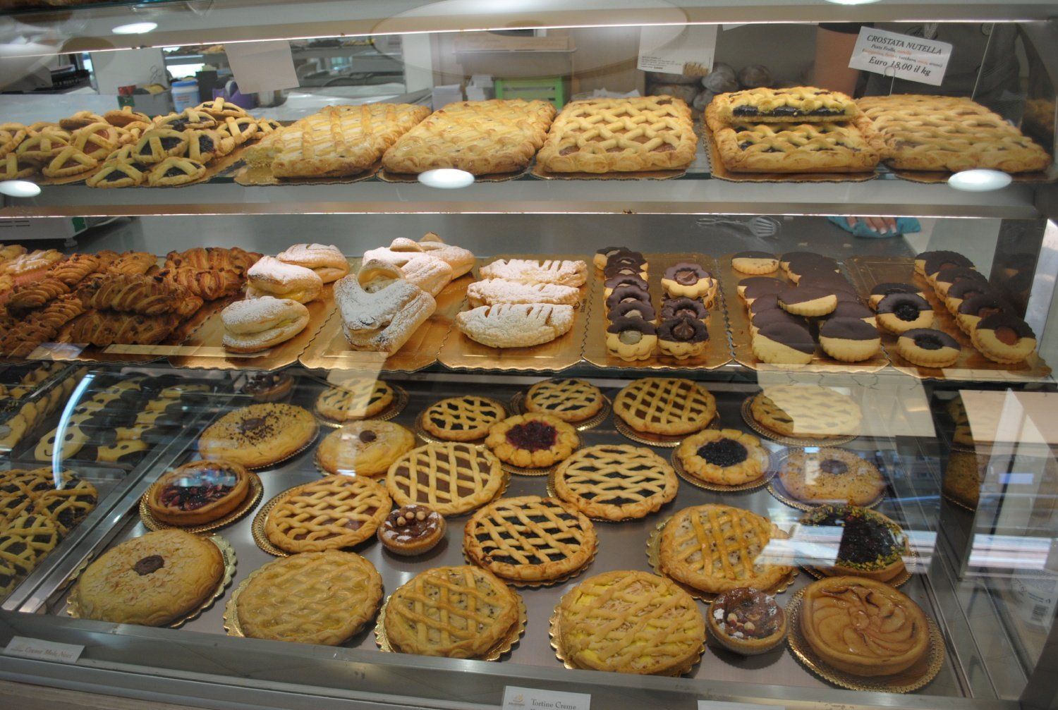 Cesto di panini e pagnotte assortiti in un cesto di vimini