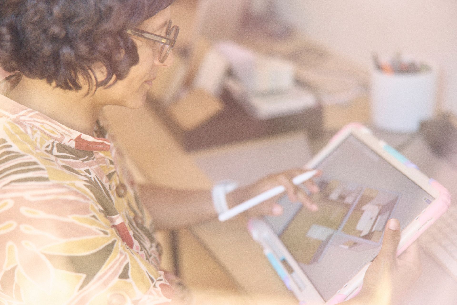 Vanessa Messad, interior designer in Anglet, drawing a 3D design on a tablet