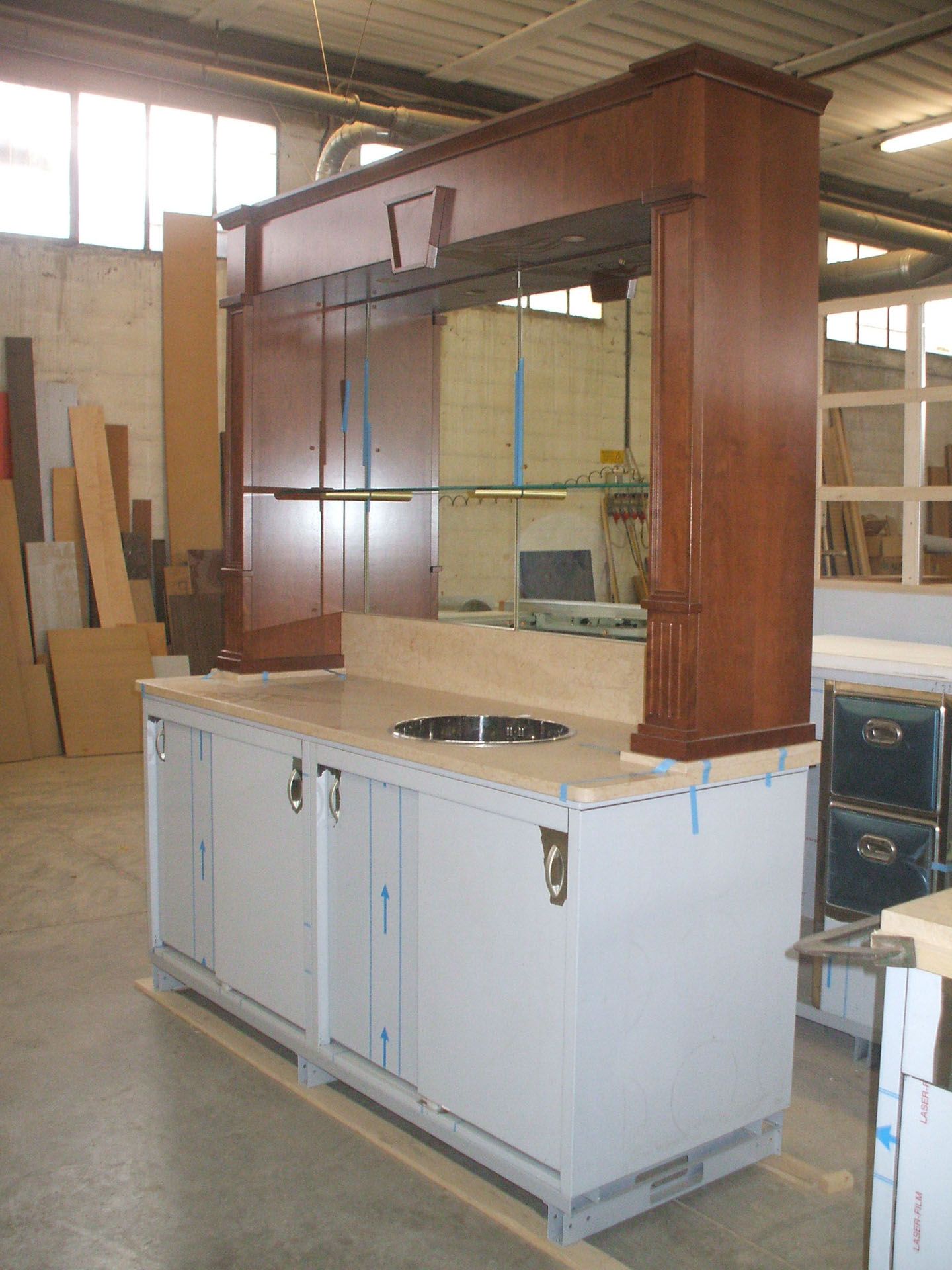 Una cucina con mobili bianchi e un piano di lavoro in legno