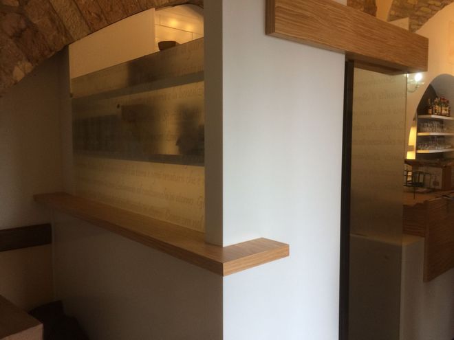 Una mensola di legno con una modanatura sopra