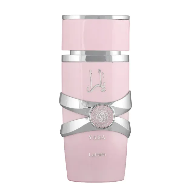 Frasco de perfume rosa con detalles plateados.