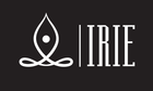 Logotipo de figura de yoga estilizada de color blanco con texto