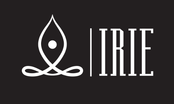 Logotipo de figura de yoga estilizada de color blanco con texto