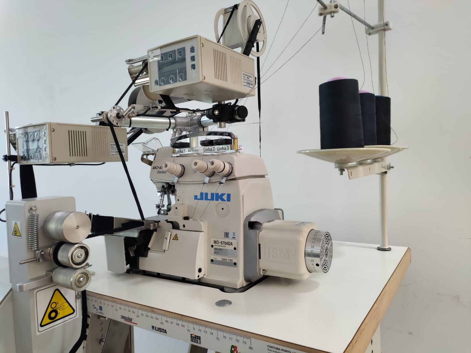 Equipamento automático para esparguete com puller electrónico frontal, sensores de linha,  sensor de fita, sensor de elastico, contador de metros, alimentação de fita c/ tensão, alimentação de elástico c/ tensão, Juki MO6704, motor Servo ISM