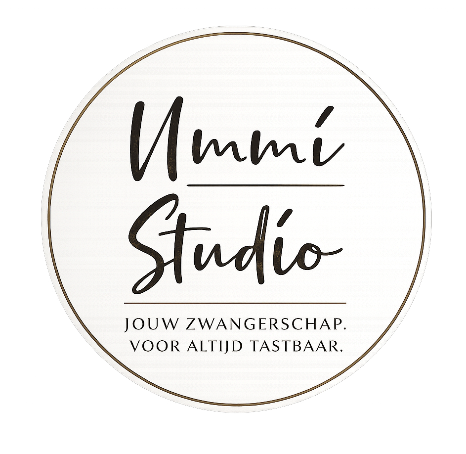 Wit, rond logo voor “Nummi Studio” met een Nederlandse slogan over zwangerschapszorg.