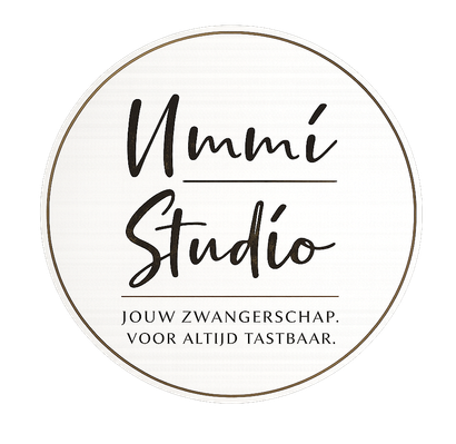 Wit, rond logo voor “Nummi Studio” met een Nederlandse slogan over zwangerschapszorg.