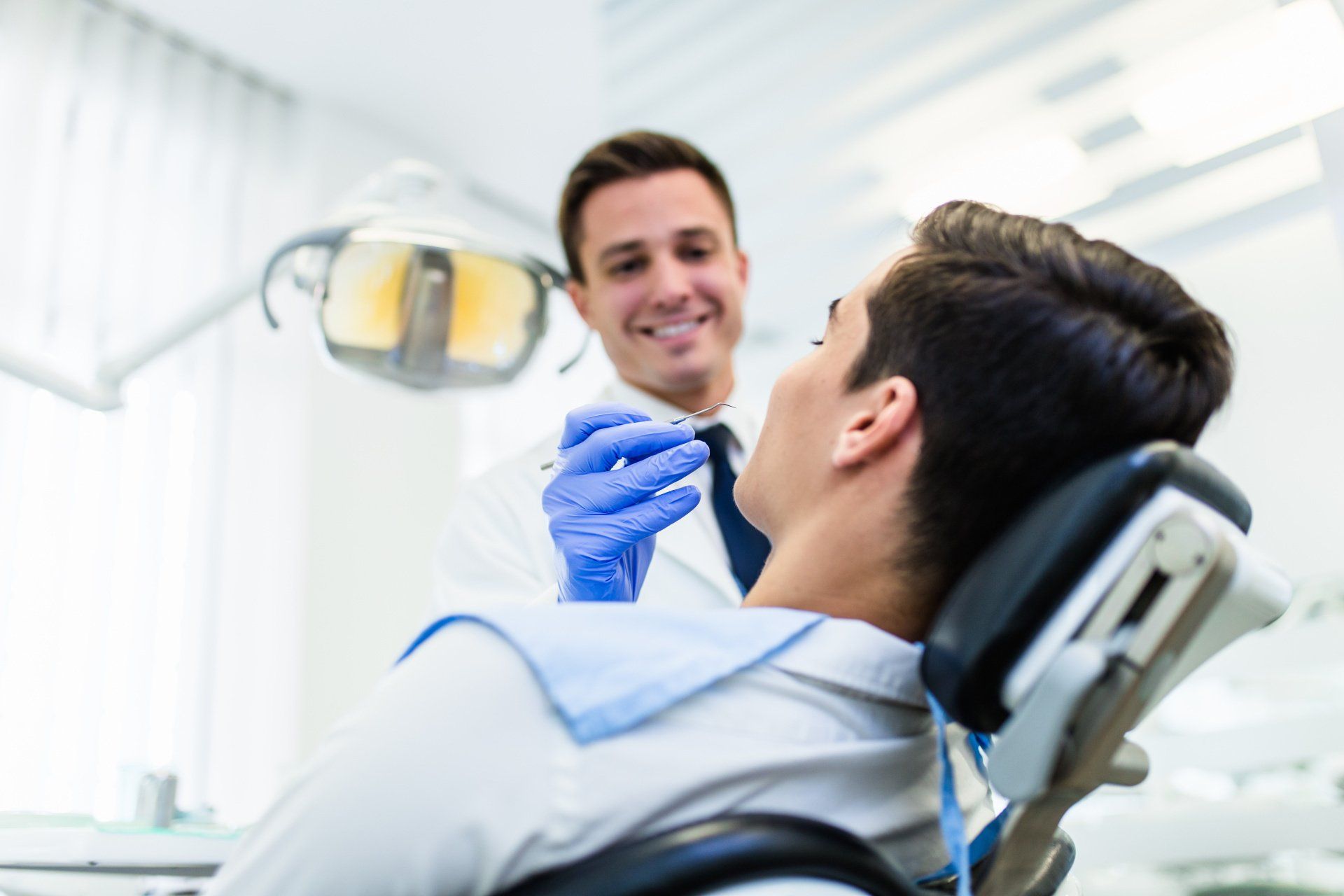 O que é implante dentário?