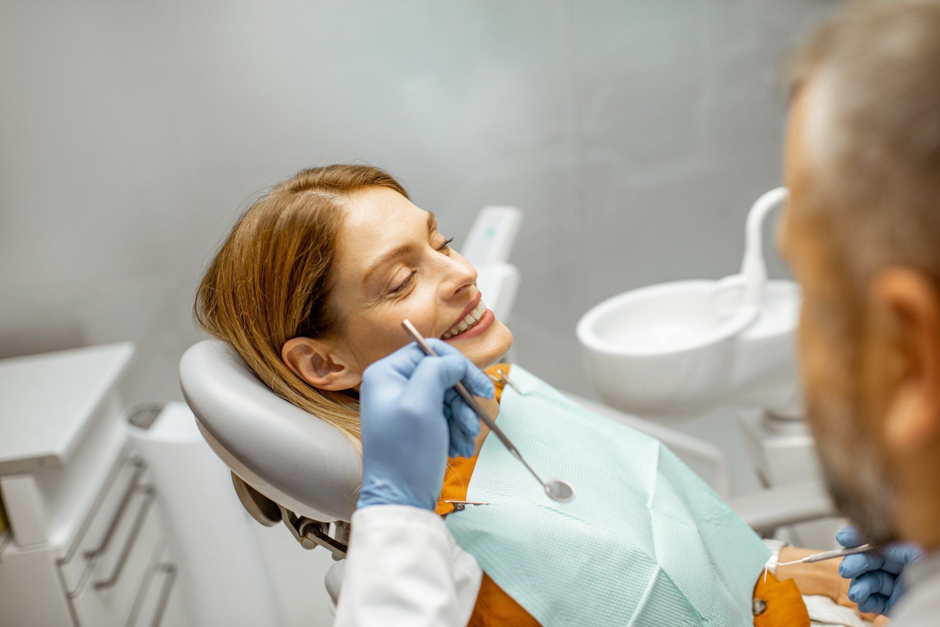 O que é implante dentário?