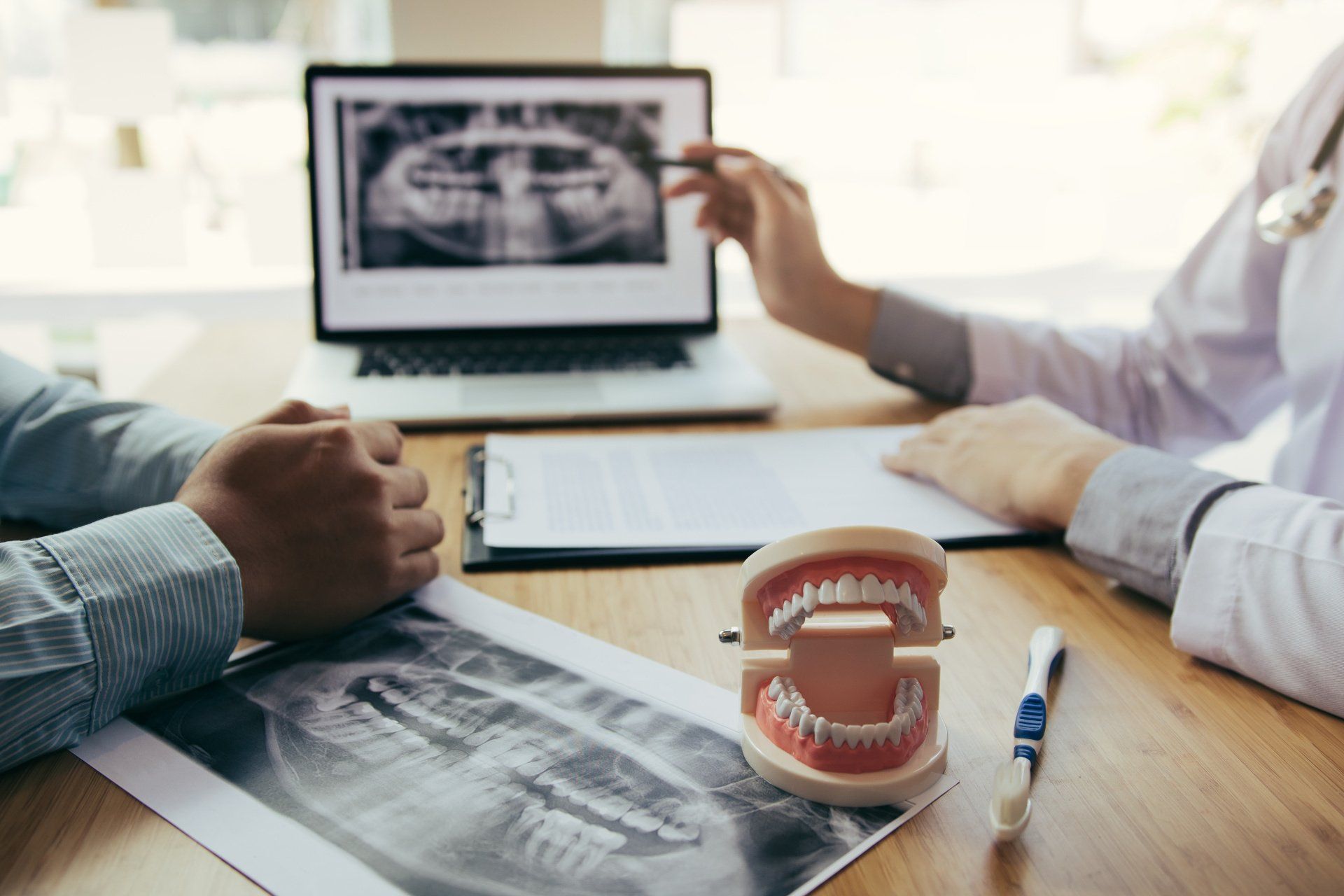 O que é implante dentário? O que é implante dentário?